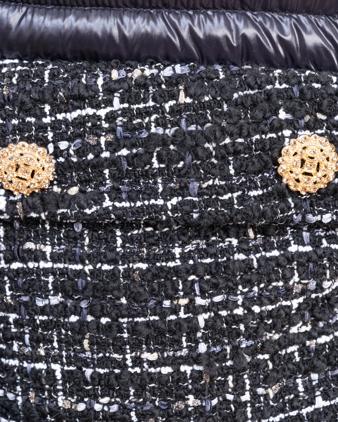 shop HERNO Sales Piumino: Herno piumino nero con trapuntatura orizzontale.
Tasche applicate con bottoni gioiello.
Chiusura con zip a doppio cursore.
Cappuccio fisso con inserto in lana.
Placchetta in metallo dorato con logo sul cappuccio.
Vestibilità regolare.
Composizione: 100% poliammide.
Imbottitura: 90% piumino 10% piuma.
Fabbricato in Italia.. PI001569D 33319-9300 number 6085261
